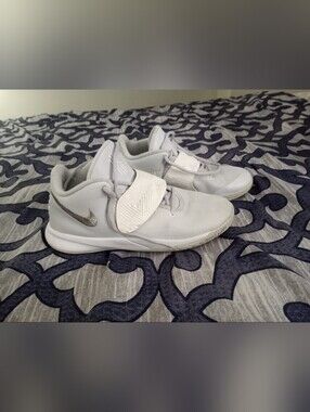KYRIE FLYTRAP 3 Youth Basketball Sneakers